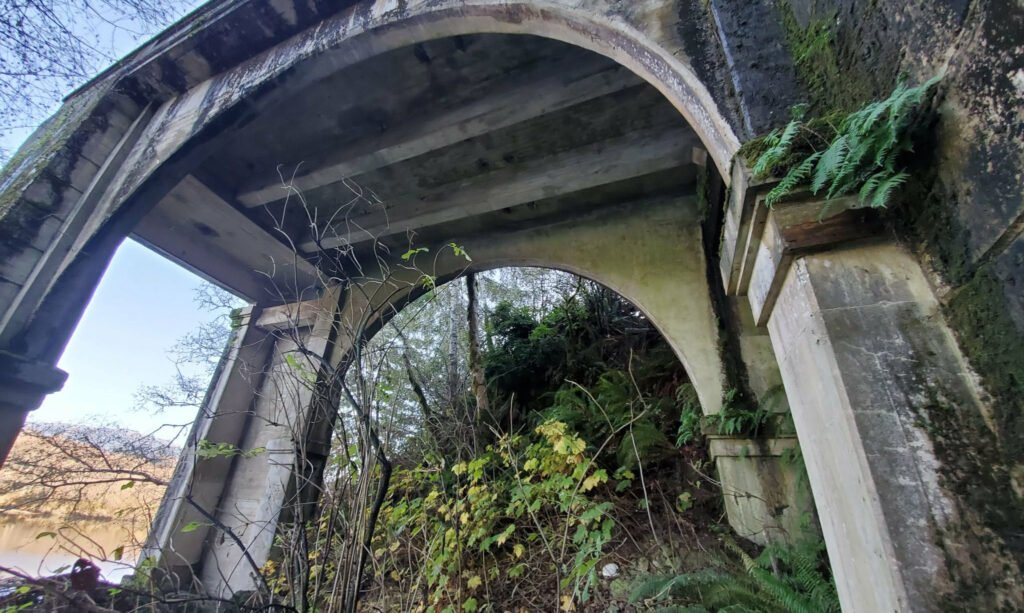 The ruins of the Klamath Bridge after the 1964 flood.